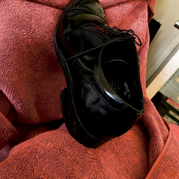 Dress shoe size 10 1/2 shiny black great shape no scuffs - Picture 5 of 6